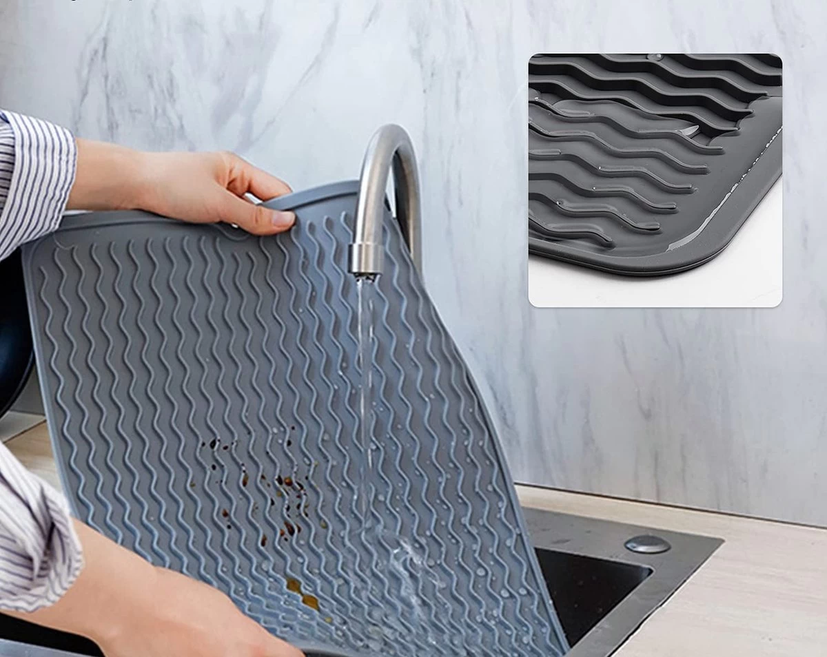 Merkloos Afdruipmat - Pannenonderzetter- Siliconen Mat - Zwart - 30 X 40 CM - Met Ophanggat - Hittebestendig 6 Merkloos Afdruipmat - Pannenonderzetter- Siliconen Mat - Zwart - 30 X 40 CM - Met Ophanggat - Hittebestendig - Afbeelding 4